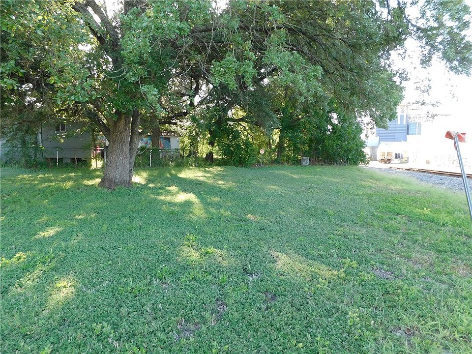 1st image of 402 Ash St
