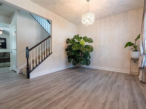 5th image of 539 Schaefer Ave