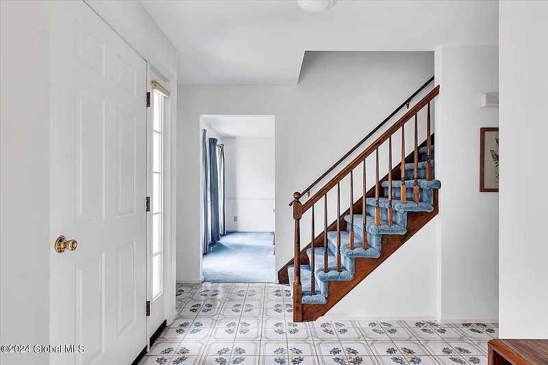 3rd image of 10 Chippendale Court