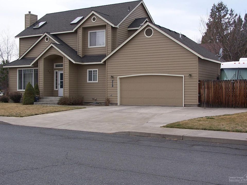 1st image of 713 SE Shadowood Dr