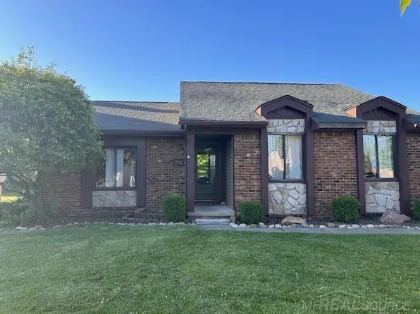 25673 Rose St, Chesterfield, MI 48051
