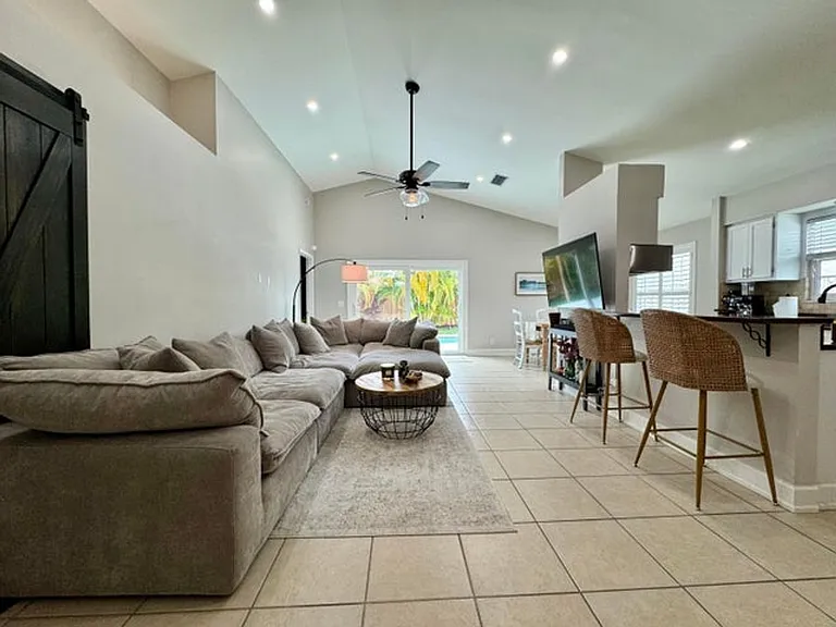 6135 Drake St — Photo 6