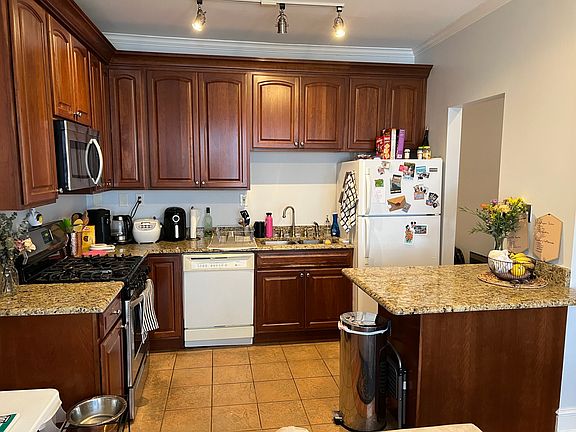 5th image of 1042 W Bryn Mawr Ave #2