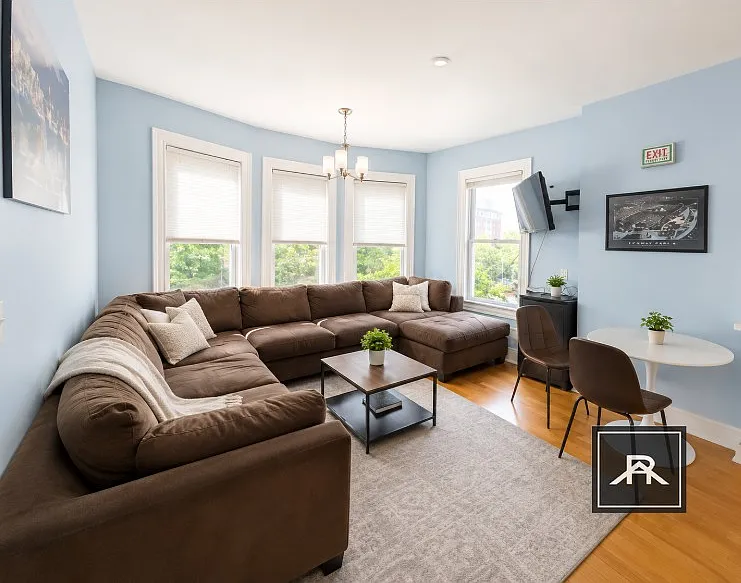 4 bed, 2.0 bath, 1400 sqft, $4,300 — Photo 1