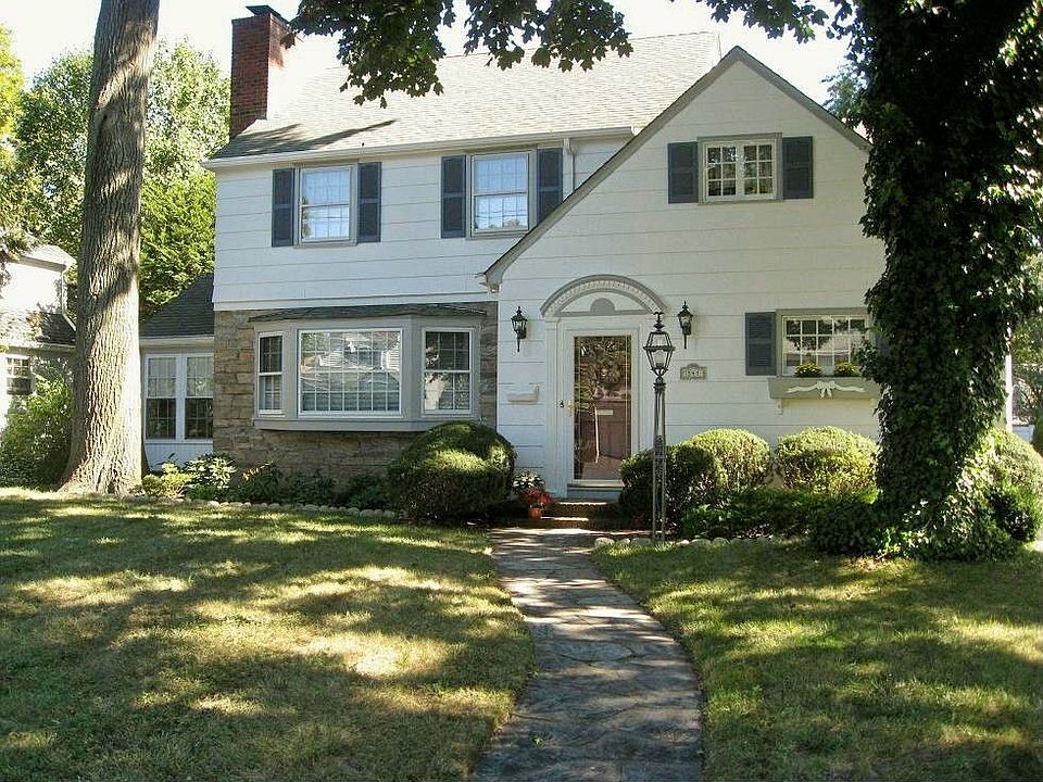 Lovely Putnam Manor Colonial