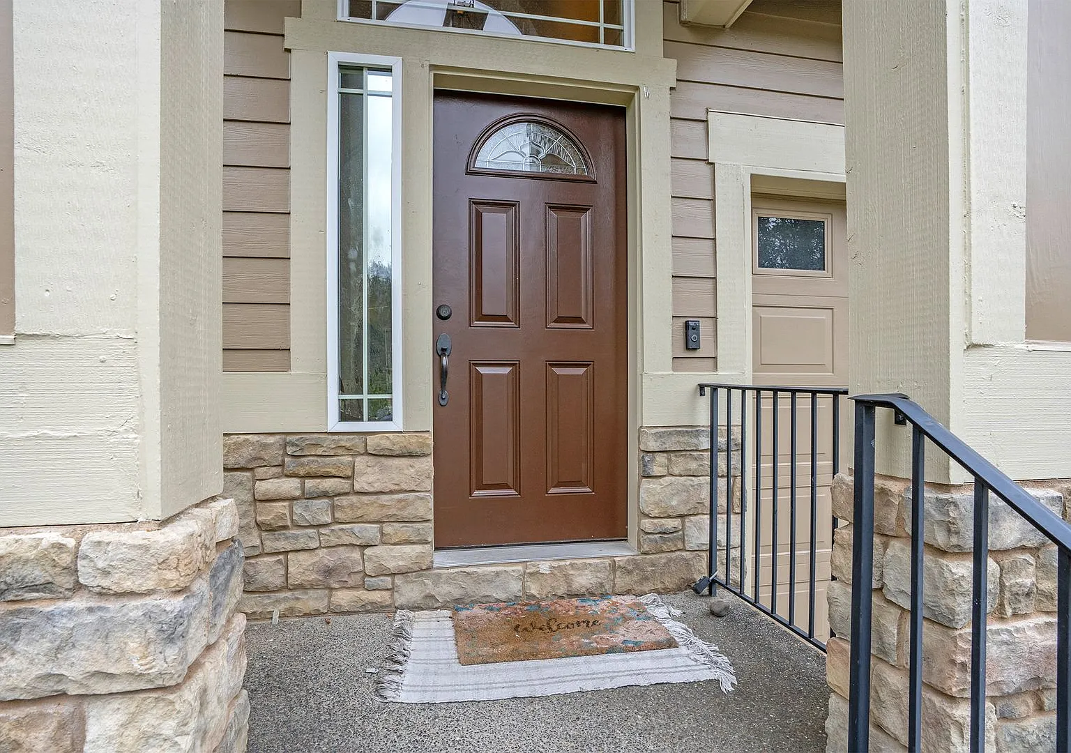 Spacious 4-Bedroom Home in The Oaks with Fenced Yard — Photo 3