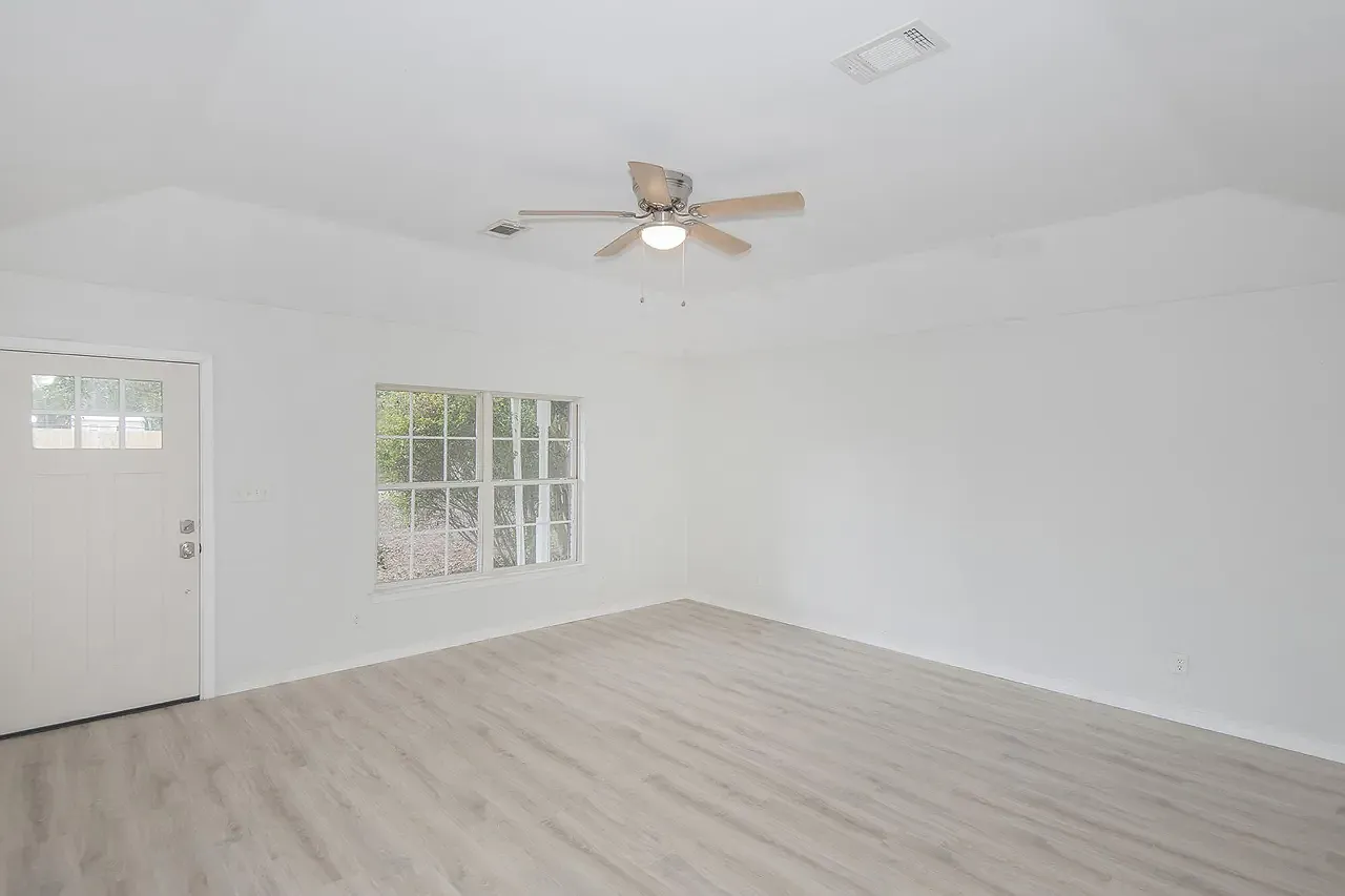 3 bed, 2400 sqft, $800 — Photo 3