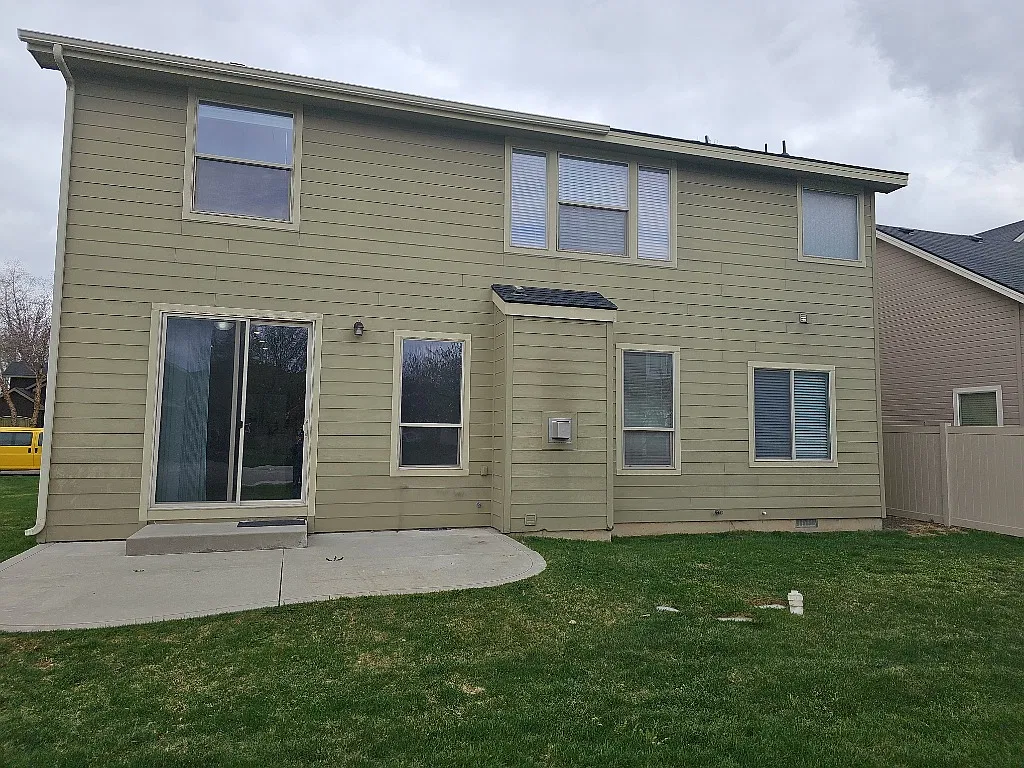 5 bed, 3.0 bath, 2582 sqft, $1,995 — Photo 2