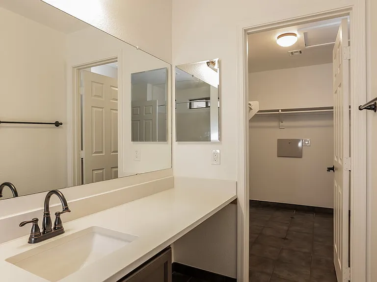 21808 N 40th Pl — Photo 12