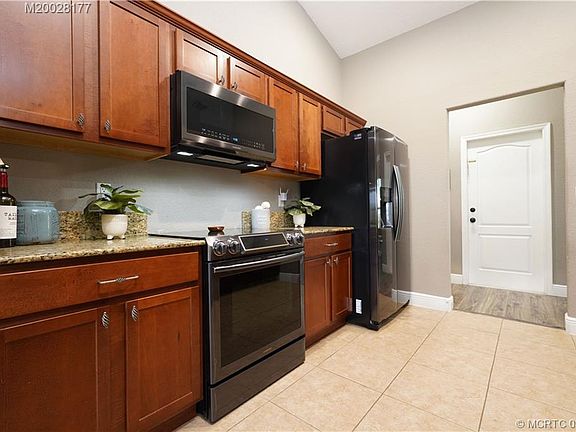 4th image of 594 SW Bradshaw Cir