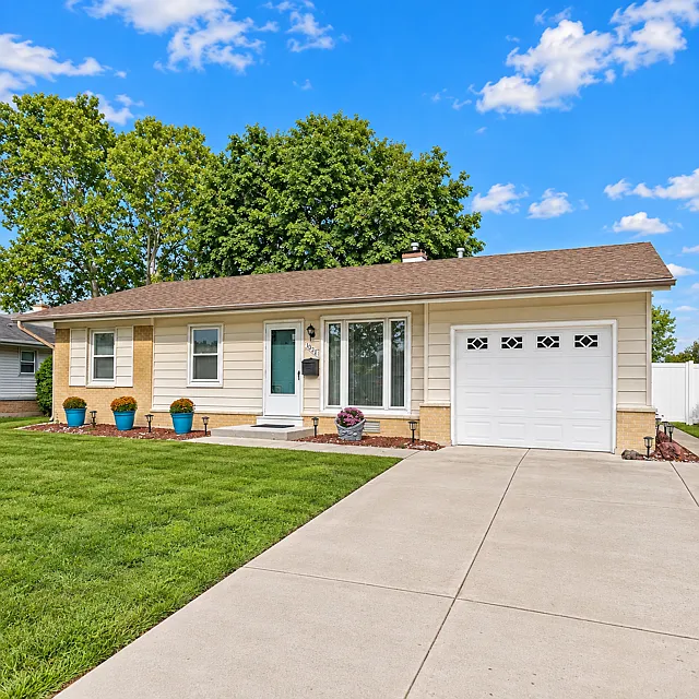 1031 Maple Ln — Photo 1