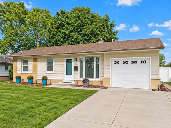 1031 Maple Ln, Elk Grove Village, IL 60007