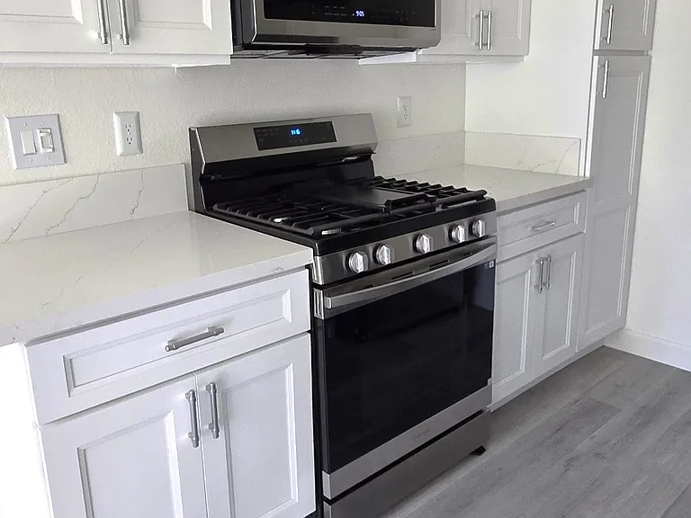 The Redlands Apartments — Photo 4