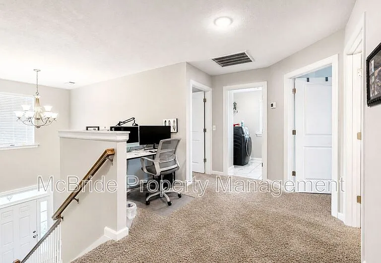 560 Hampton Dr — Photo 13