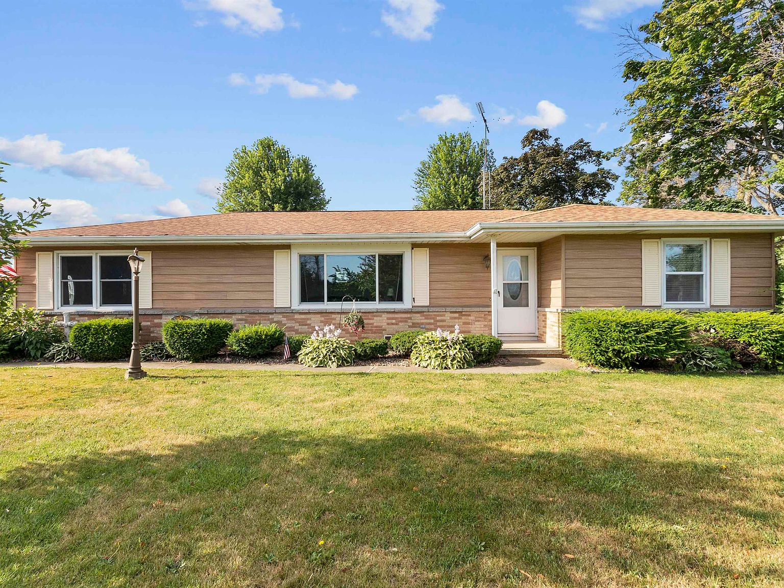 2711 Fisk Ave, Oshkosh, WI 54902 Zillow