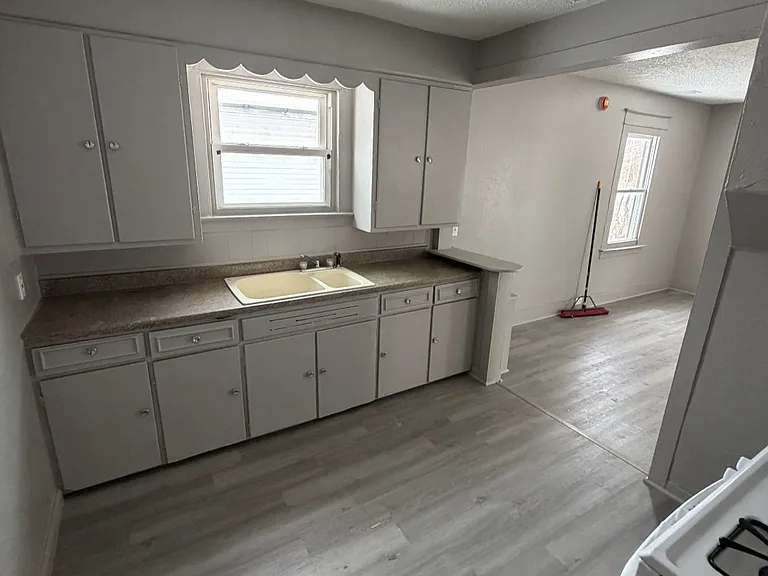 2526 White St — Photo 12