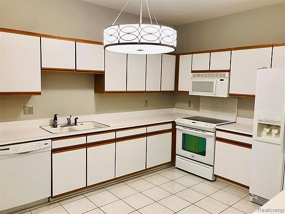 3rd image of 41855 Cantebury Dr