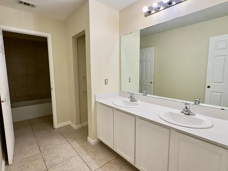 SHARED TOILET UPSTAIRS