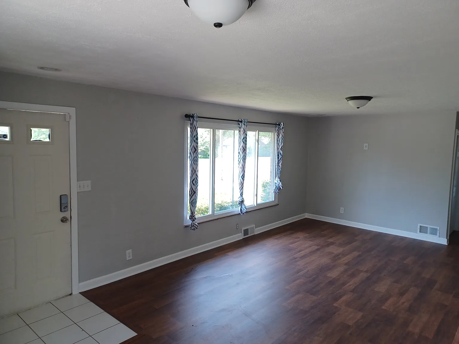 3 bed, 1260 sqft, $1,900 — Photo 3