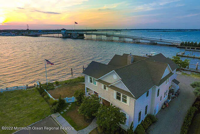 306 Old Bridge St