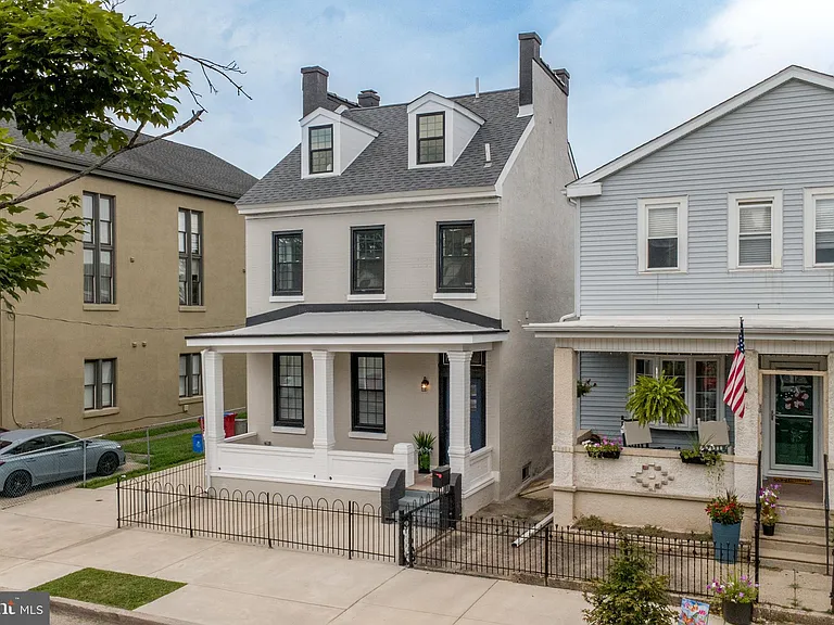 327 Wood St — Photo 2