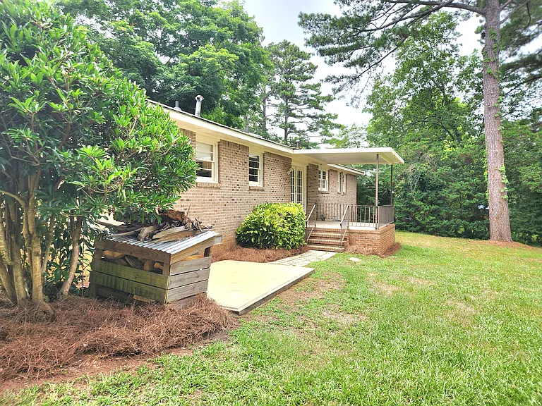 1482 Wesley Dr — Photo 6