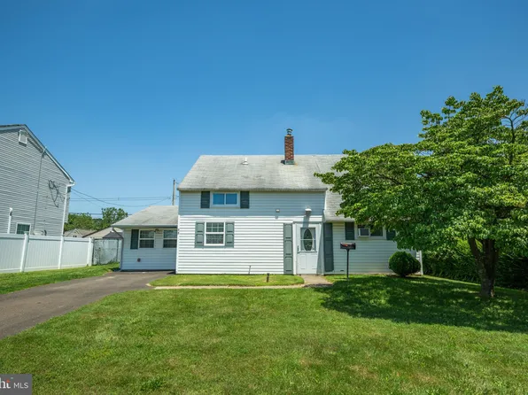 54 Apricot Ln, Levittown, PA 19055