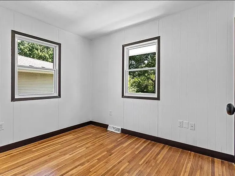 20 N George St — Photo 22