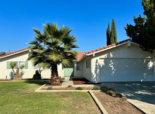 910 Cedar Ln, Lemoore, CA 93245