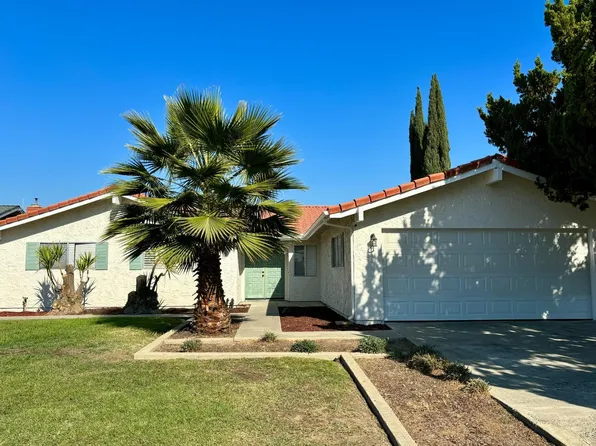 910 Cedar Ln, Lemoore, CA 93245