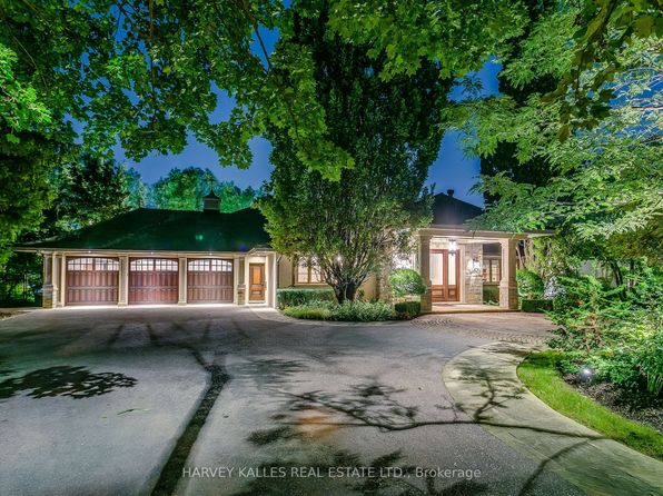 98 Old Colony Rd #C12, Toronto, ON M2L 2K2