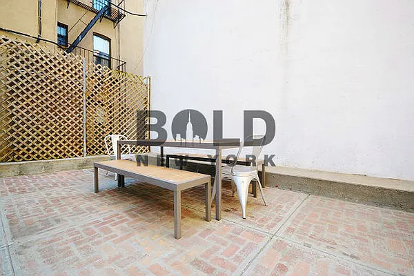 Rented by Bold New York | media 24