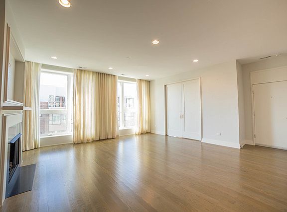 4th image of 2755 N Lakewood Ave