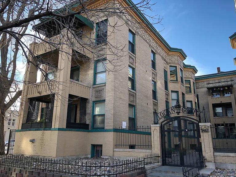 Welcome to your future home in this charming urban apartment with classic architecture.