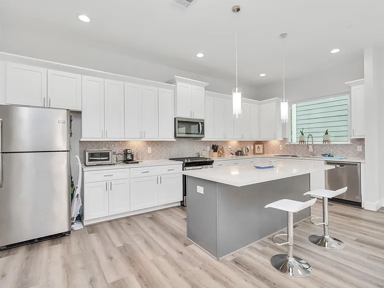 3360 Pinemont Dr — Photo 10