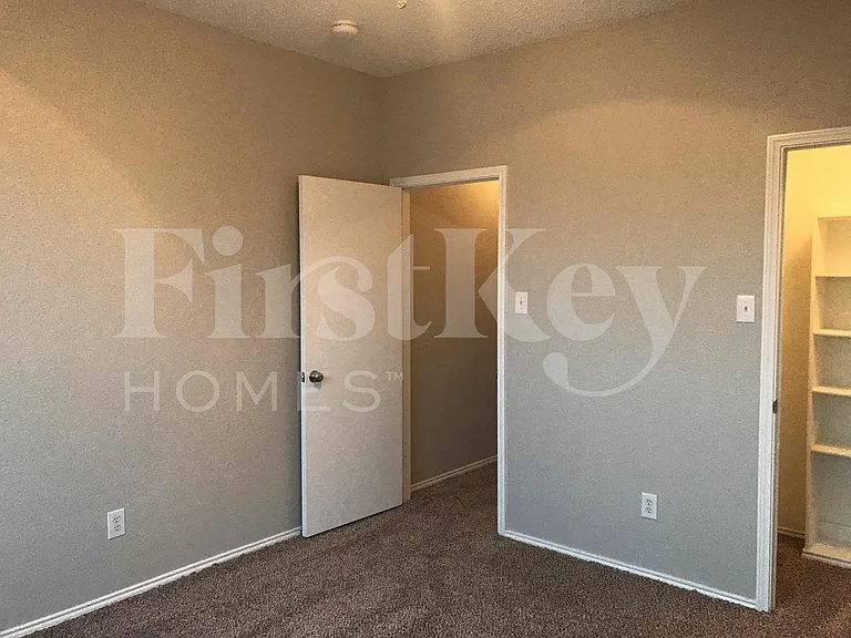 429 W Clover Park Dr — Photo 19