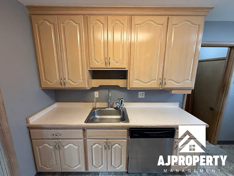 1400 S Riverdale Rd — Photo 3