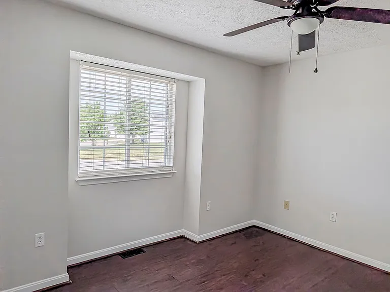 45503 Knockeyon Ln — Photo 10