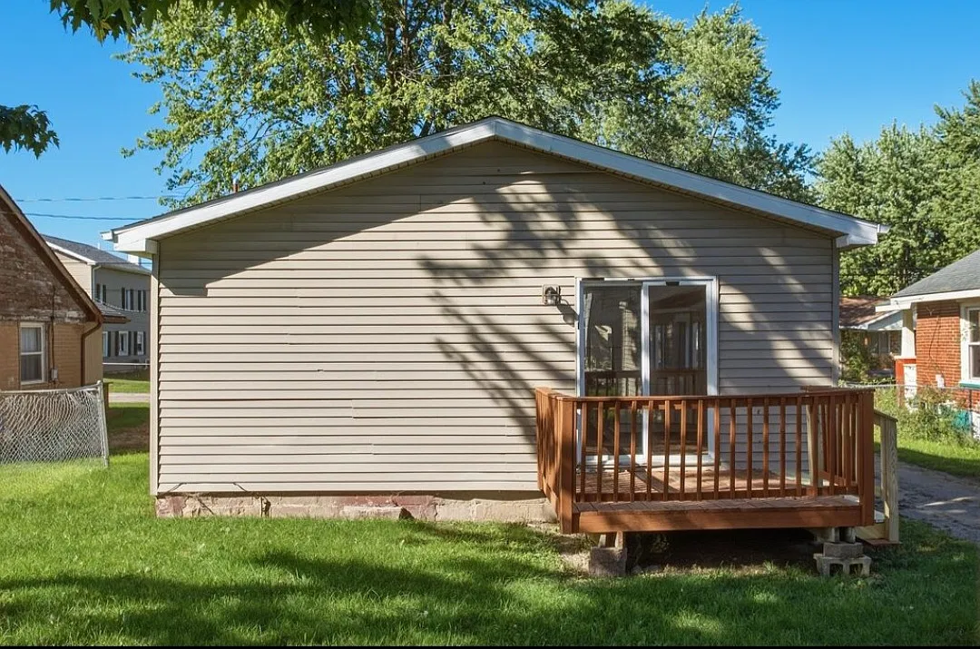 Charming 2-Bedroom Home in Burton- Pet-Friendly Comfort at Just $1200/mo! — Photo 3