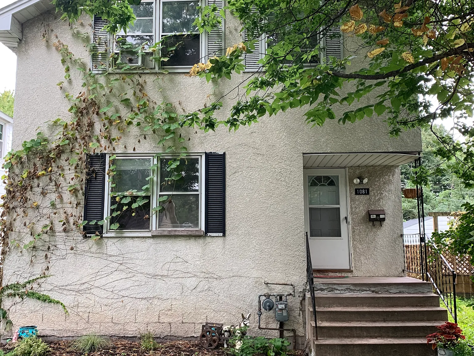 4 bed, $2,100 — Photo 1