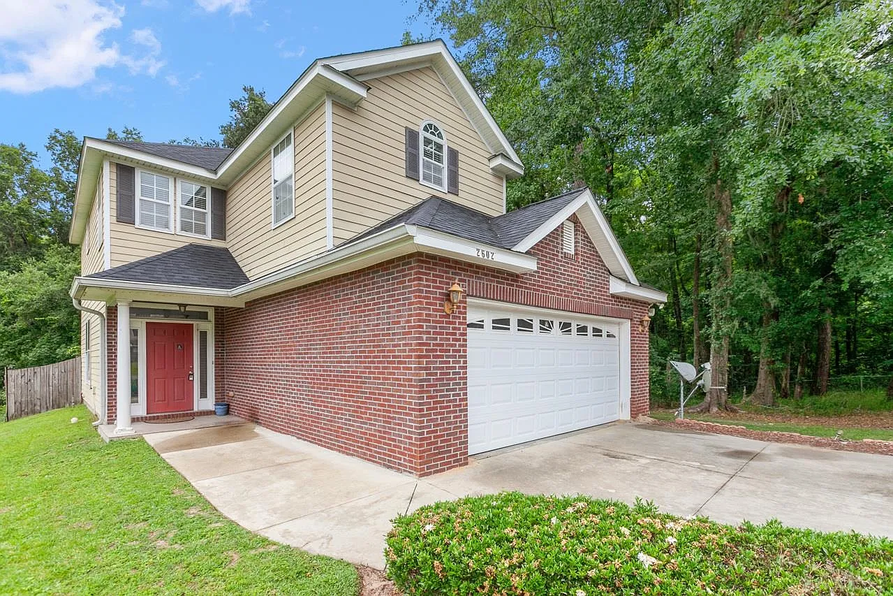 3 bed, 2.5 bath, 1687 sqft, $2,200 — Photo 2