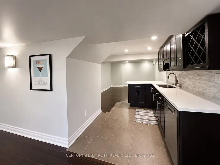Succession Cres — Photo 8