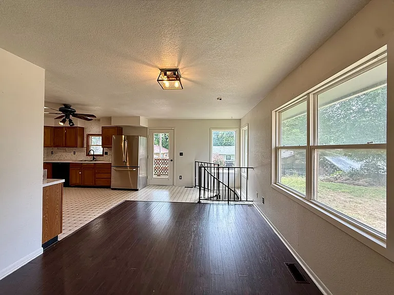 348 S Derby Ave — Photo 24