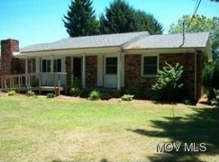 40 E Lake Ln, Belpre, OH 45714
