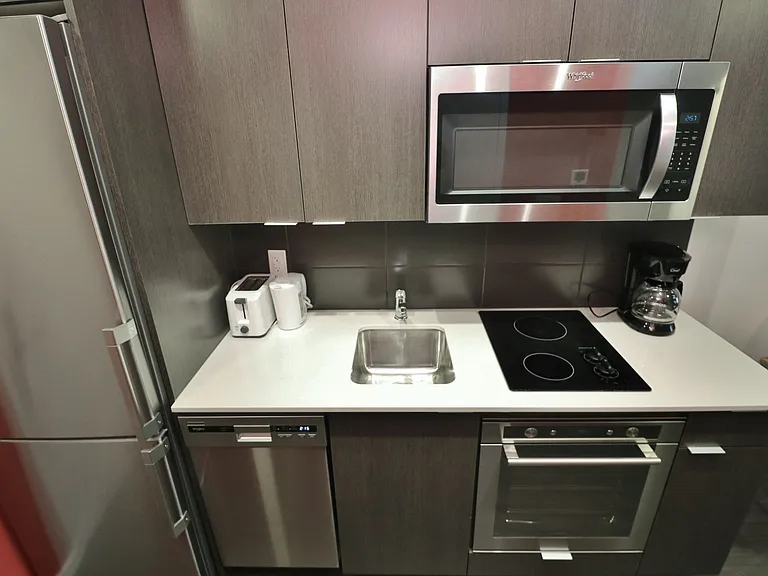 105 Champagne Ave S — Photo 38