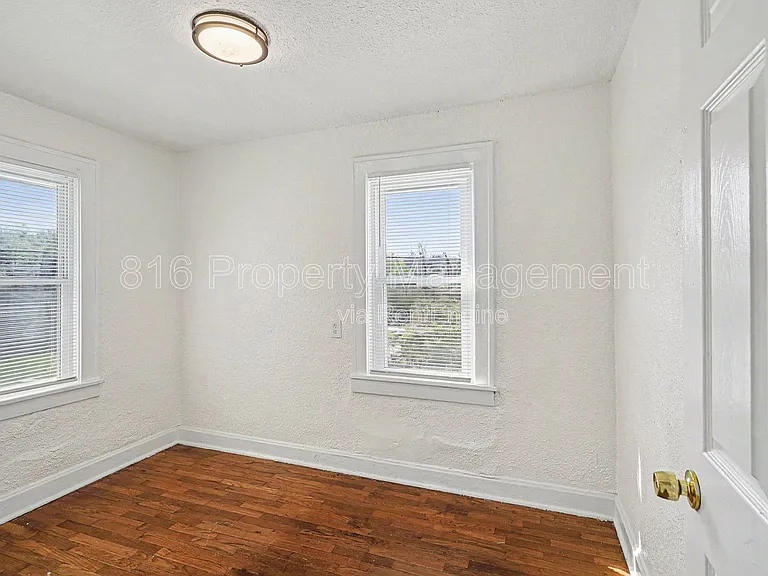 3315 E 52nd St — Photo 11