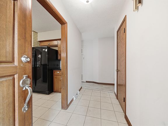 3rd image of 812 N Chipper Ln