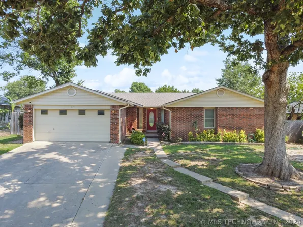 2309 E Briar Glen St, Okmulgee, OK 74447