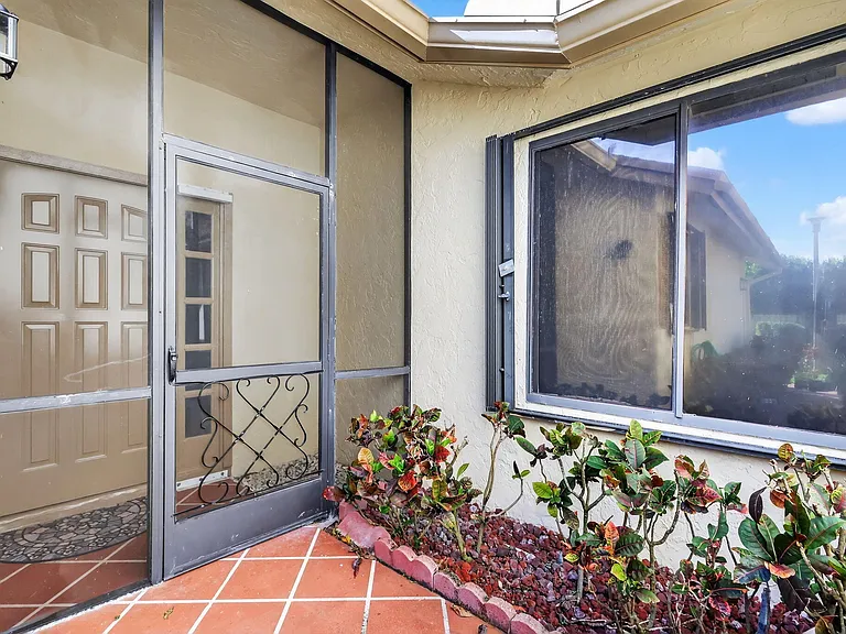 870 NW 32nd Ave — Photo 2