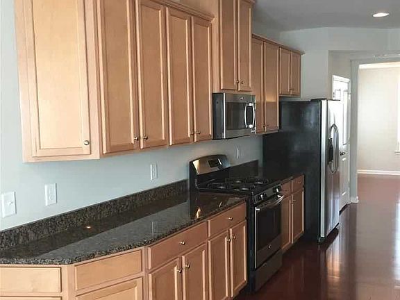 3rd image of 902 Linden Isle Dr